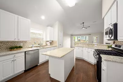 22 N Hollylaurel Circle, The Woodlands, TX 77382 - Photo 8