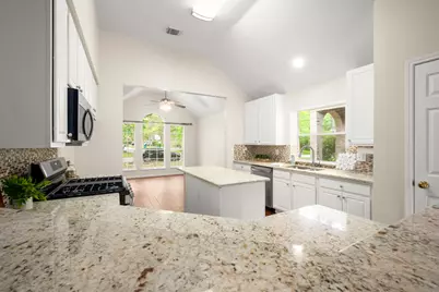 22 N Hollylaurel Circle, The Woodlands, TX 77382 - Photo 10