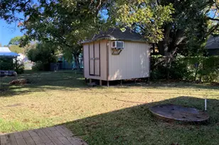 215 McNeir St, Anahuac, TX 77514 - Photo 4