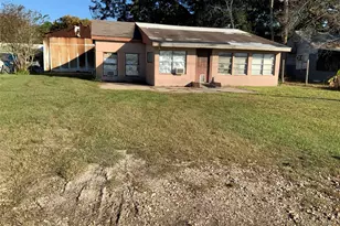 215 McNeir St, Anahuac, TX 77514 - Photo 1