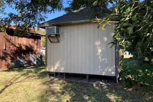 215 McNeir St, Anahuac, TX 77514 - Photo 6