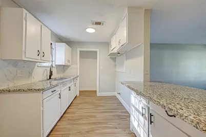 5102 Lyndhurst Drive, Houston, TX 77033 - Photo 6