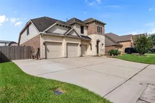 12411 Emerald Ln, Mont Belvieu, TX 77535 - Photo 2