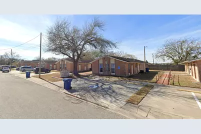 924 Flores St, Sinton, TX 78387 - Photo 6
