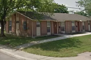 924 Flores St, Sinton, TX 78387 - Photo 2