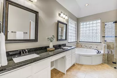 62 N Goldenvine Circle, The Woodlands, TX 77382 - Photo 20