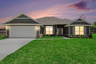 10 Greystone Ct, Angleton, TX 77515 - Photo 1