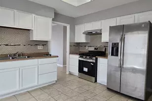 10806 Zircon Ct, Houston, TX 77099 - Photo 8