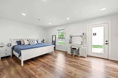8800 Brae Acres Road, Houston, TX 77074 - Photo 32