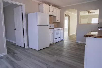 218 E Hunnicutt Street, Baytown, TX 77520 - Photo 2