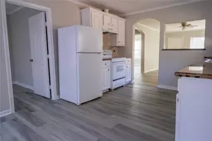 218 E Hunnicutt St, Baytown, TX 77520 - Photo 2