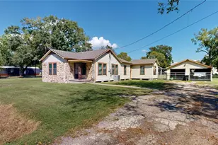 203 S 6th St, Highlands, TX 77562 - Photo 2