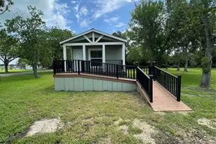 908 N Colorado St, Edna, TX 77957 - Photo 4