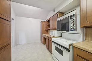 18039 Starboard Dr, Houston, TX 77058 - Photo 10