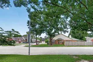 1502 Beechurst Ct, Houston, TX 77062 - Photo 4