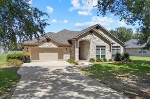 607 Oak St, Anahuac, TX 77514 - Photo 1