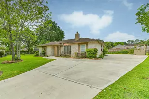 807 Stadium Cir, Friendswood, TX 77546 - Photo 2
