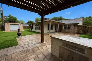 913 Cannan Dr, Angleton, TX 77515 - Photo 6
