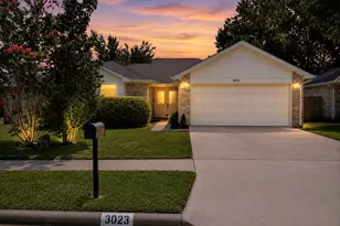 3023 Garden Ln, Sugar Land, TX 77479 - Photo 2