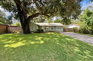 409 Oak Dr, Lake Jackson, TX 77566 - Photo 2
