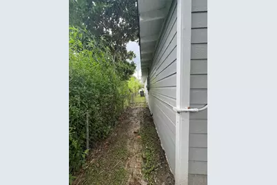 1023 W Snyder St, Alvin, TX 77511 - Photo 14