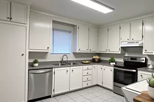 1023 W Snyder St, Alvin, TX 77511 - Photo 4