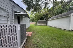 1023 W Snyder St, Alvin, TX 77511 - Photo 12