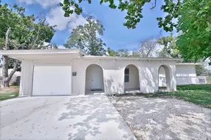 575 Pecan Dr, Houston, TX 77587 - Photo 2