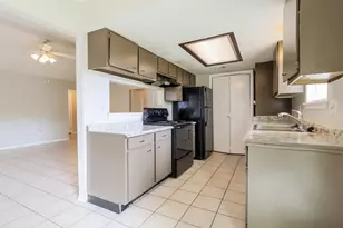 9819 Kiwi Ln, Conroe, TX 77385 - Photo 8
