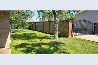 501 S Holmes Street, La Porte, TX 77571 - Photo 2