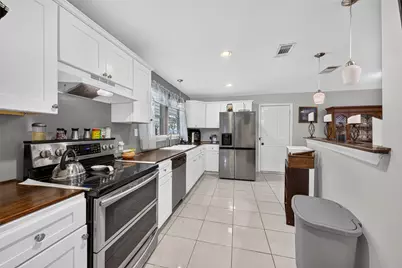 6039 Willow Glen Drive, Houston, TX 77033 - Photo 10