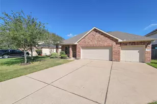 249 Harbor Bend Ln, Dickinson, TX 77539 - Photo 2