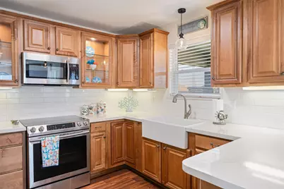 981 S Stingaree Drive, Crystal Beach, TX 77650 - Photo 8