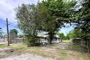 207 S 5th St, Highlands, TX 77562 - Photo 2