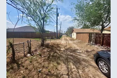 319 E Ricky Crossland Avenue, Elsa, TX 78543 - Photo 4