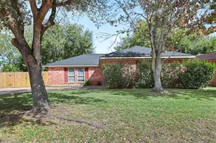 300 Windward Dr, League City, TX 77573 - Photo 2