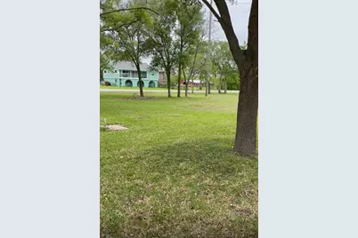 2702 Lake Road, La Marque, TX 77568 - Photo 4