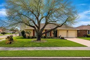 302 Forest Hills Dr, League City, TX 77573 - Photo 1