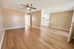 105 Heatonville Dr, Huntsville, TX 77320 - Photo 2