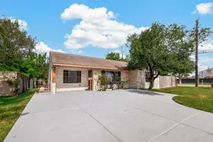 8402 Bascom Ln, Houston, TX 77080 - Photo 2