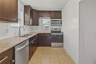 319 E B St, La Porte, TX 77571 - Photo 1