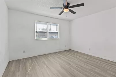 319 E B Street, La Porte, TX 77571 - Photo 14