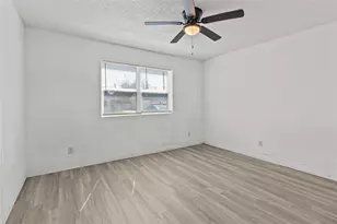 319 E B St, La Porte, TX 77571 - Photo 14