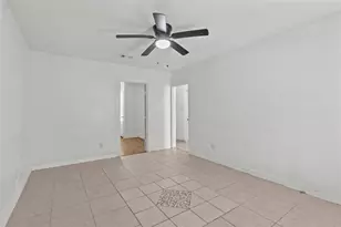 319 E B St, La Porte, TX 77571 - Photo 4