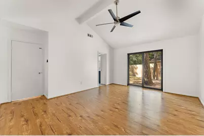 33 Crystal Lake Lane, The Woodlands, TX 77380 - Photo 10