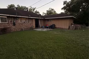 5715 Waterford Dr, Houston, TX 77033 - Photo 6