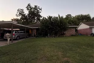 5715 Waterford Dr, Houston, TX 77033 - Photo 2