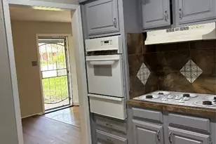 5914 Ridgeway Dr, Houston, TX 77033 - Photo 8