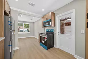 889 Chas Ln, Houston, TX 77091 - Photo 10