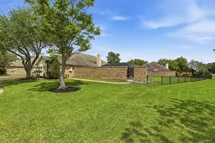 2426 Spellbrook Ct, League City, TX 77573 - Photo 2